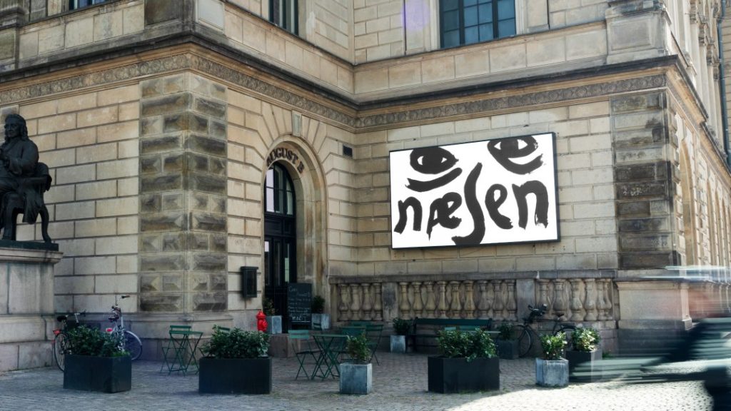 Næsen artwork on the facade of Det Kongelige Teater